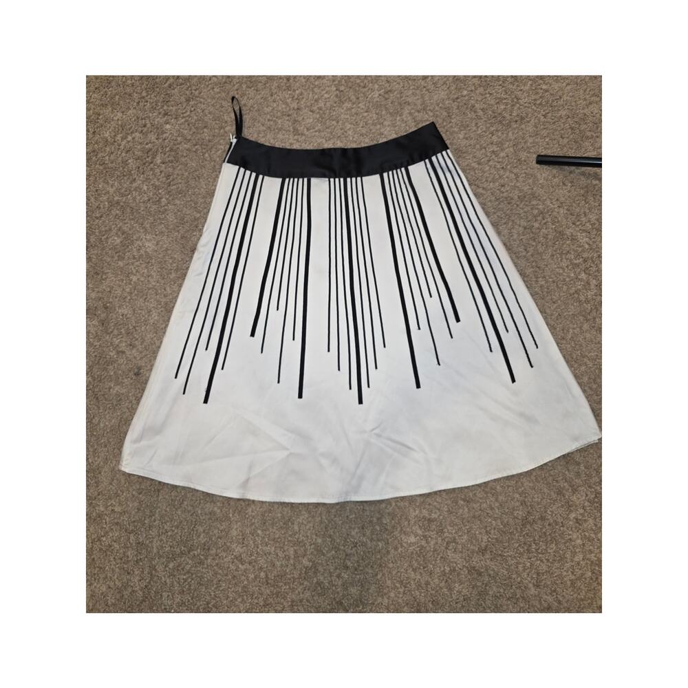 EUC white house black market, black and white satin, knee length skirt sz 0